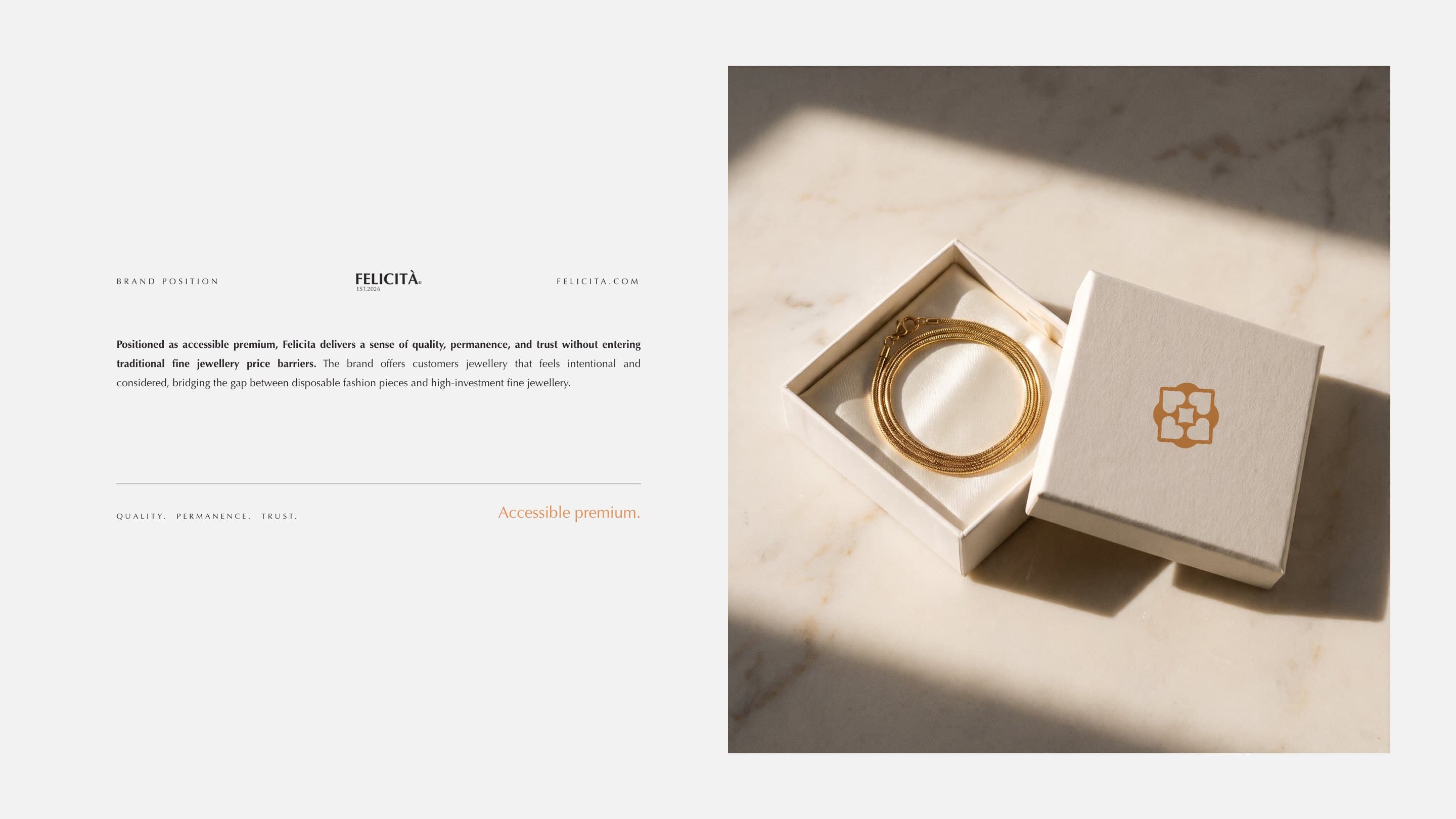The brand position in the guide's words beside the gift box opened on marble with a gold chain