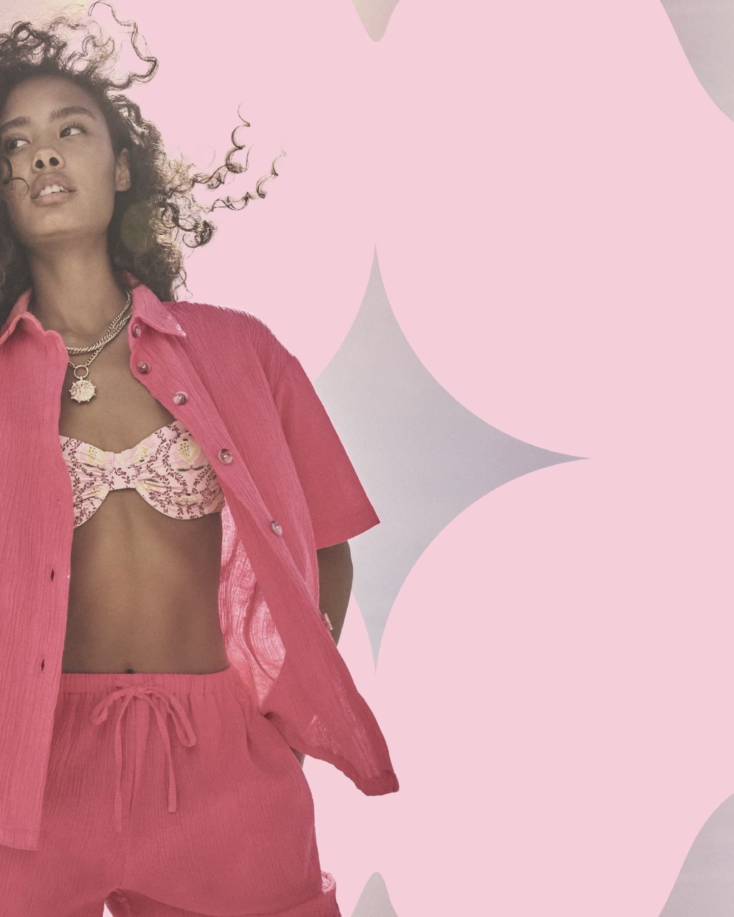 A Shishis post: a woman in a pink shirt and shorts beside the brand's star shapes